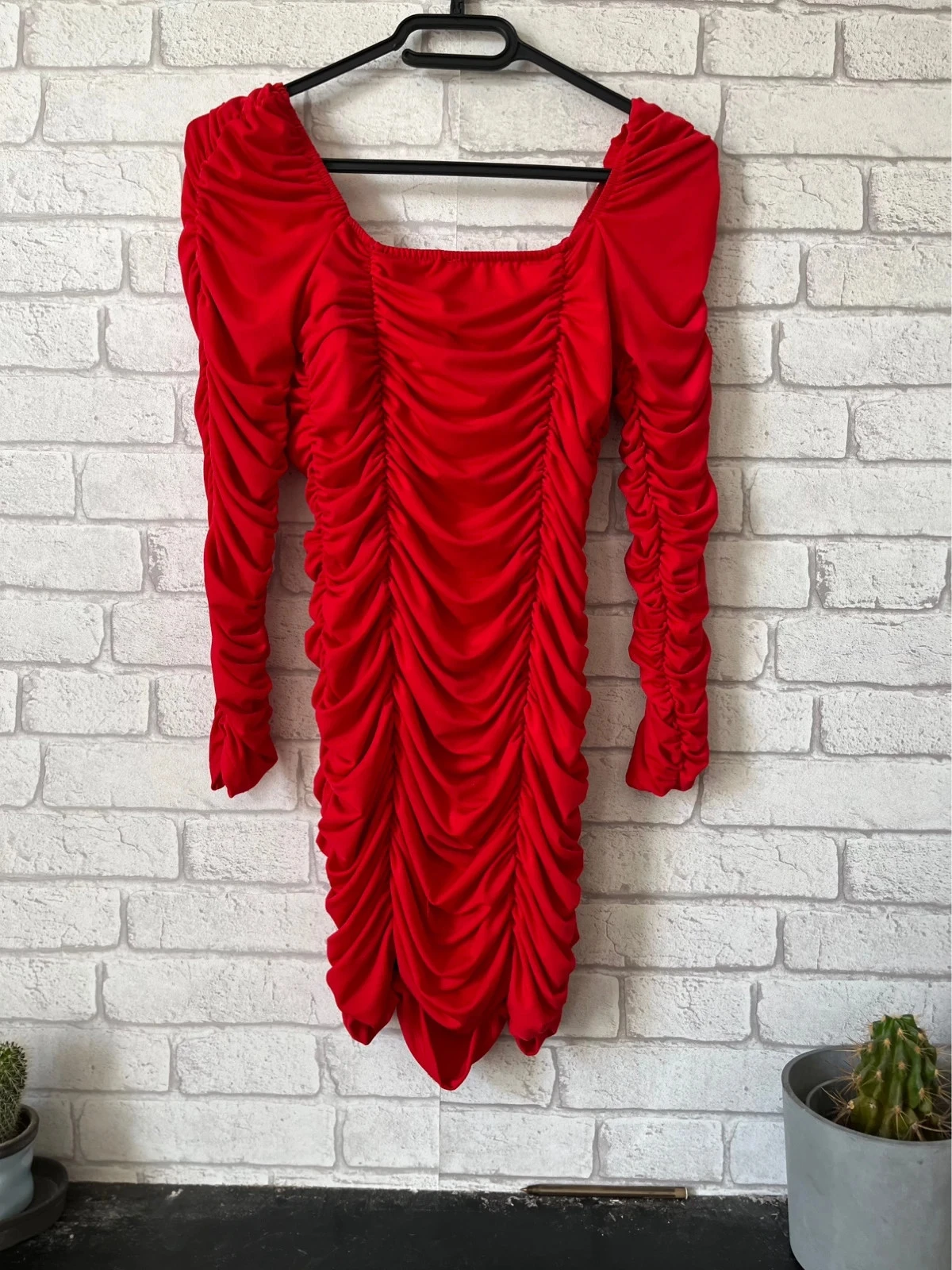 Robe rouge froncée épaules dénudées – Taille 34/36